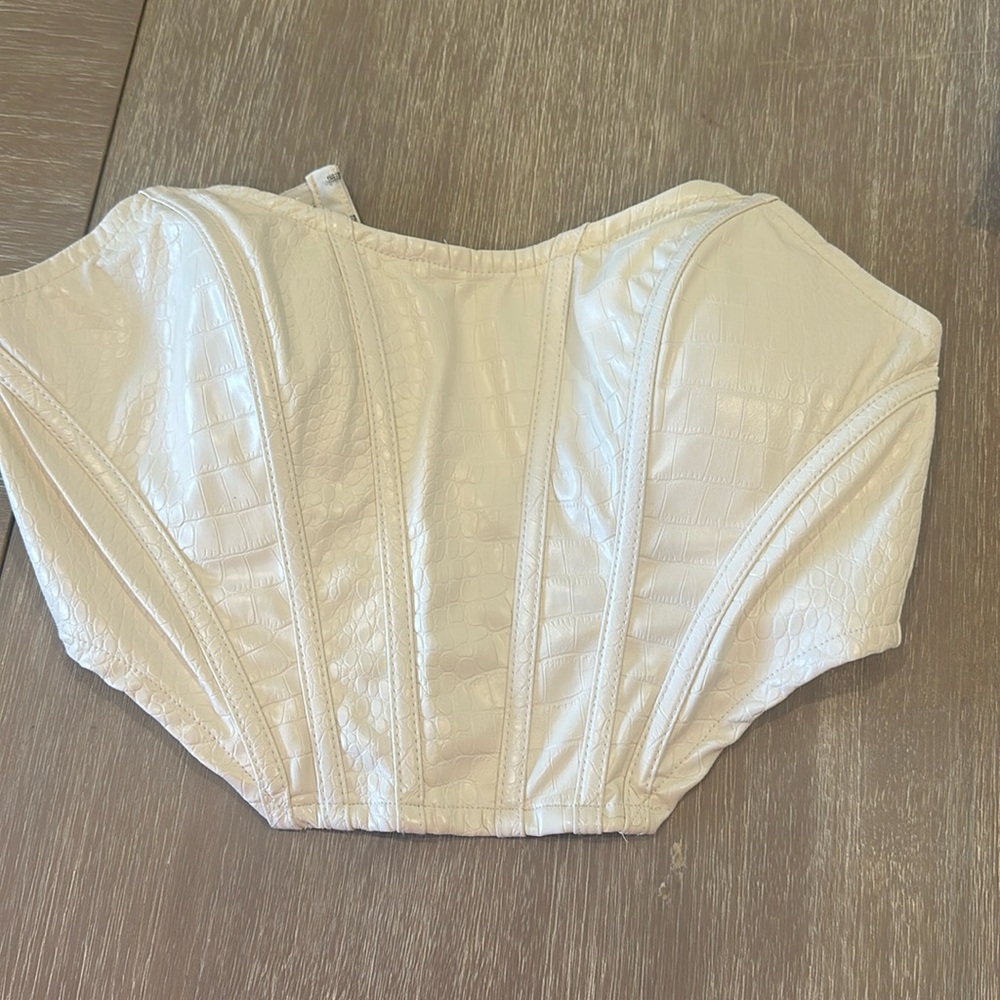Crocodile style white tube top super comfy and cute 🥰